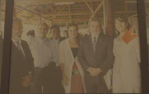 Sabine Popoff, à época trabalhando na embaixada do Timor Leste, participa de evento de recepção do presidente Luiz Inácio Lula da Silva em visita oficial ao país. Na ponta esquerda da imagem, aparece o primeiro-ministro timorense, Xanana Gusmão.